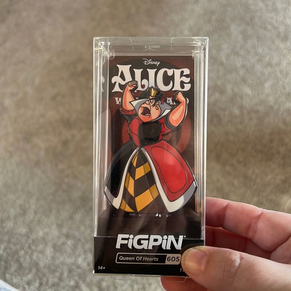 NIB Disney Queen of Hearts Figpin